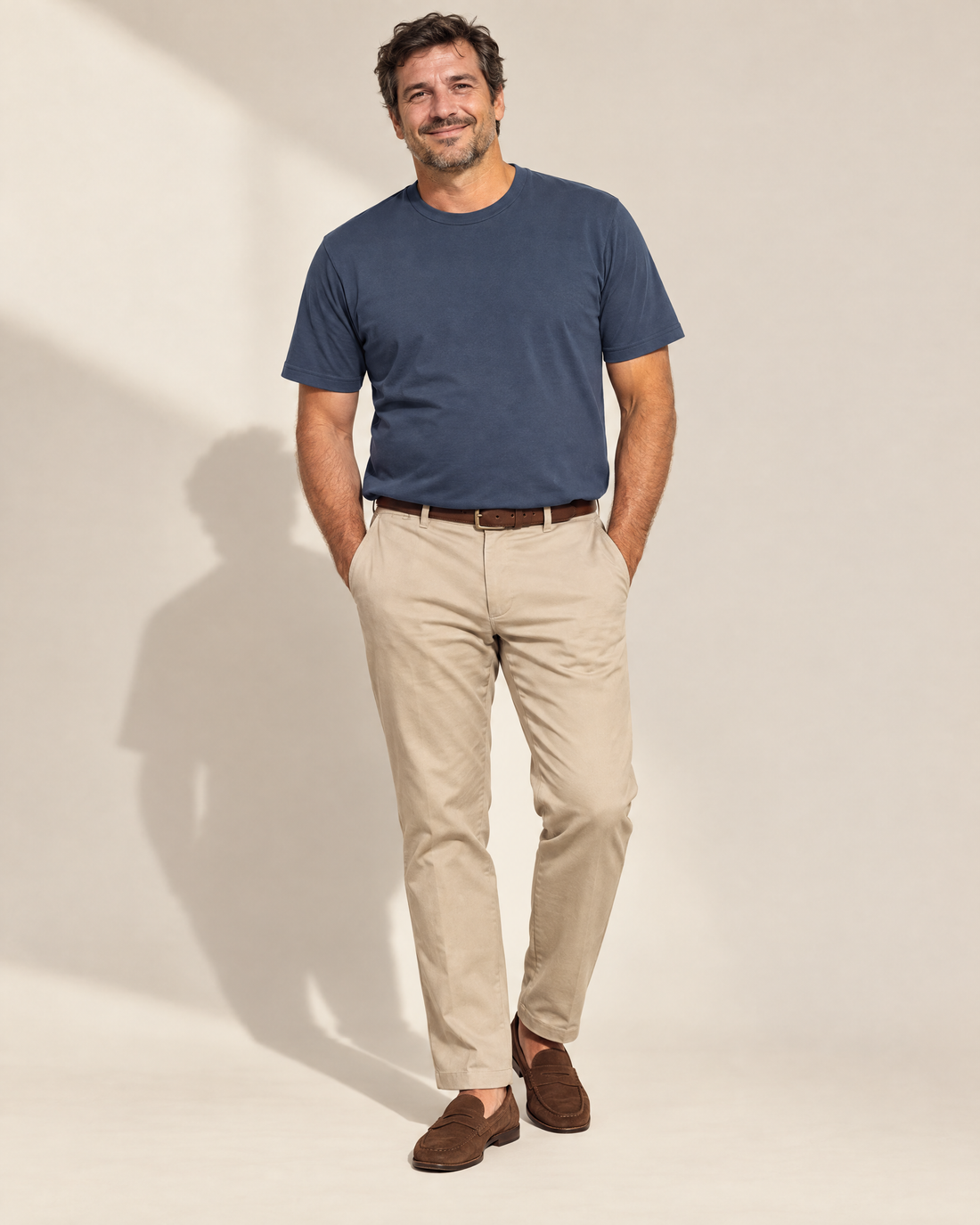 Look remera azul con chino beige