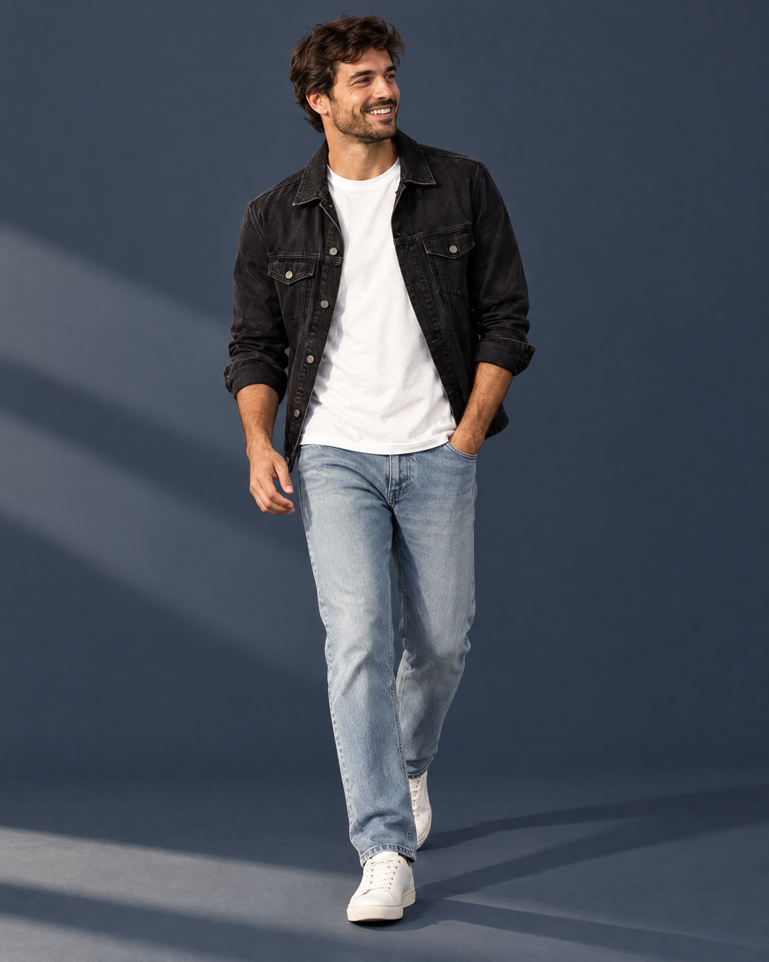 Look remera blanca con campera de jean negra