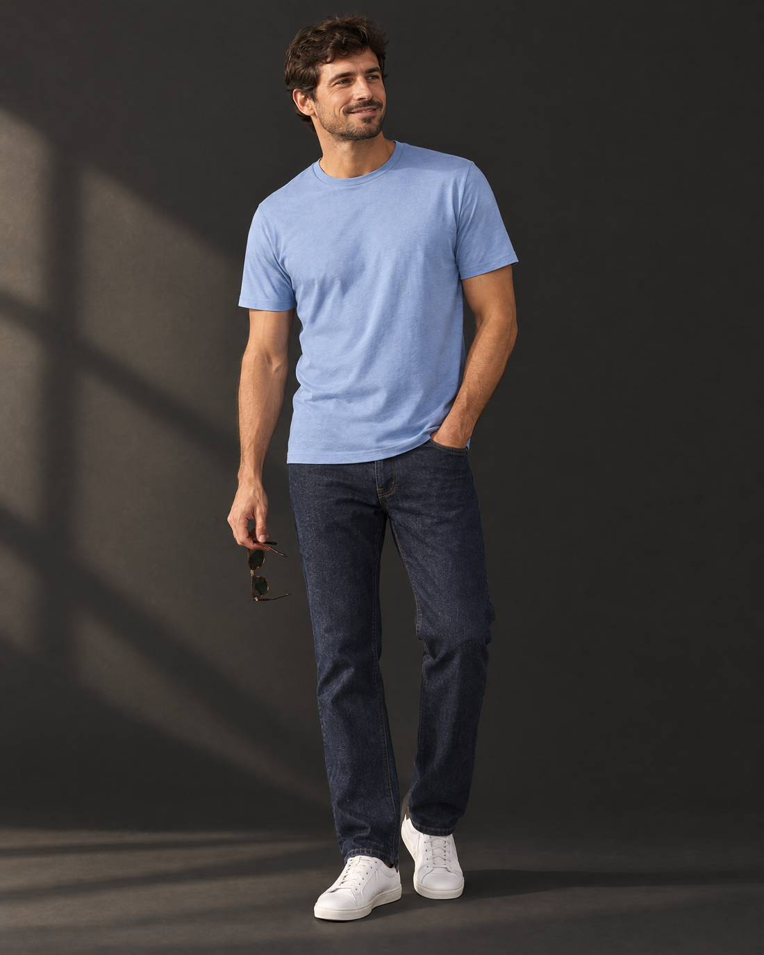 Look remera celeste con jean oscuro