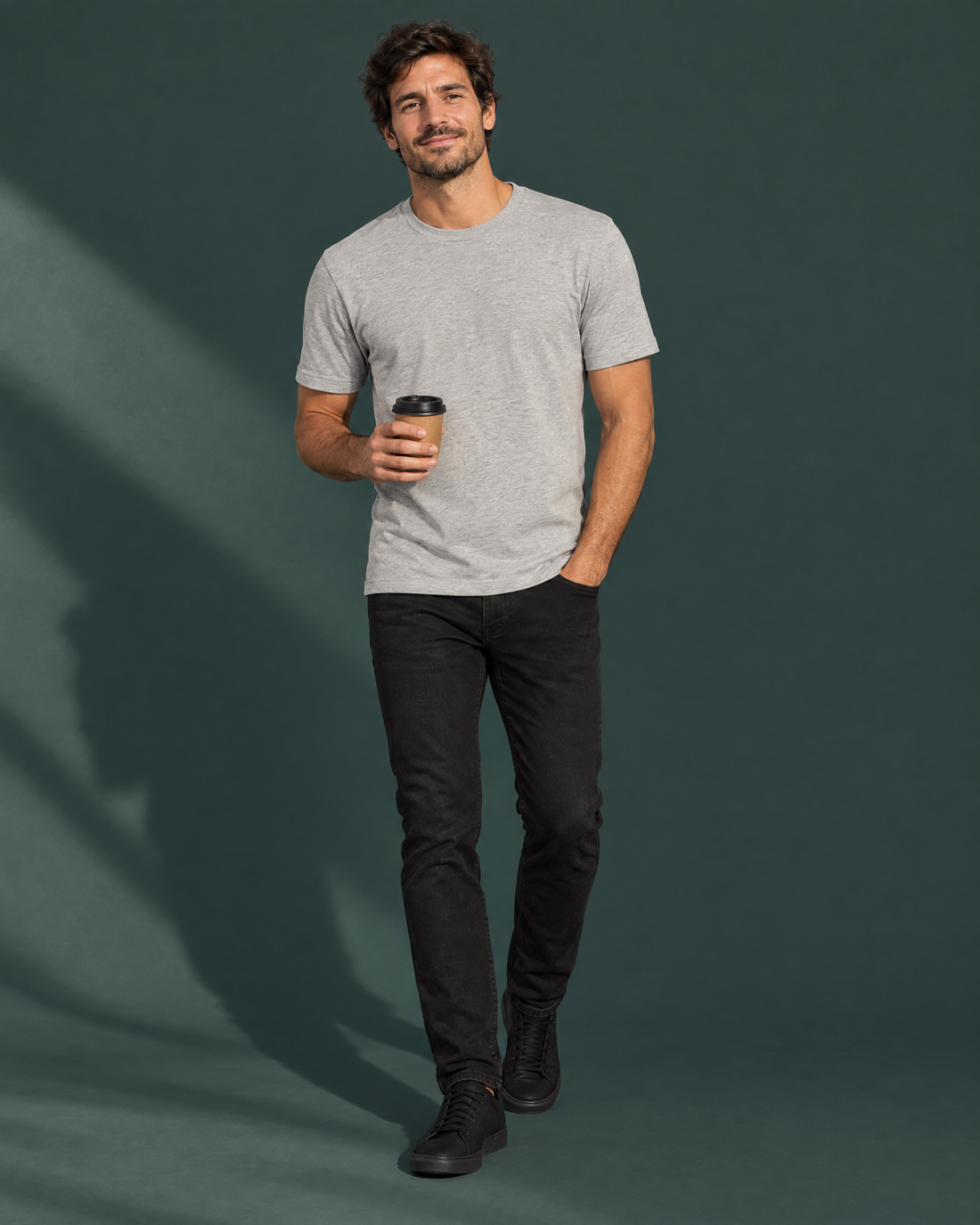 Look remera gris melange con jean negro
