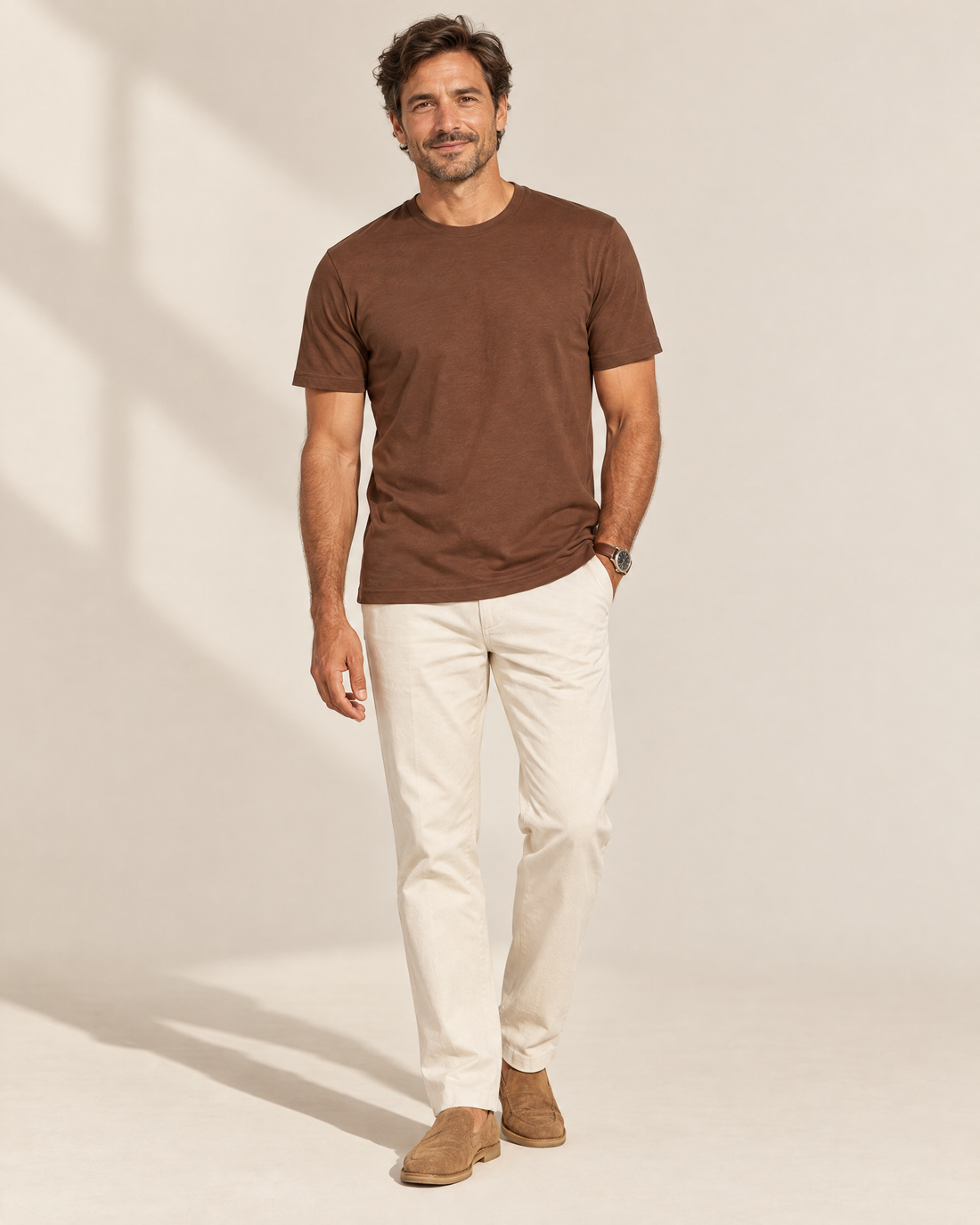 Look remera marrón con pantalón crudo