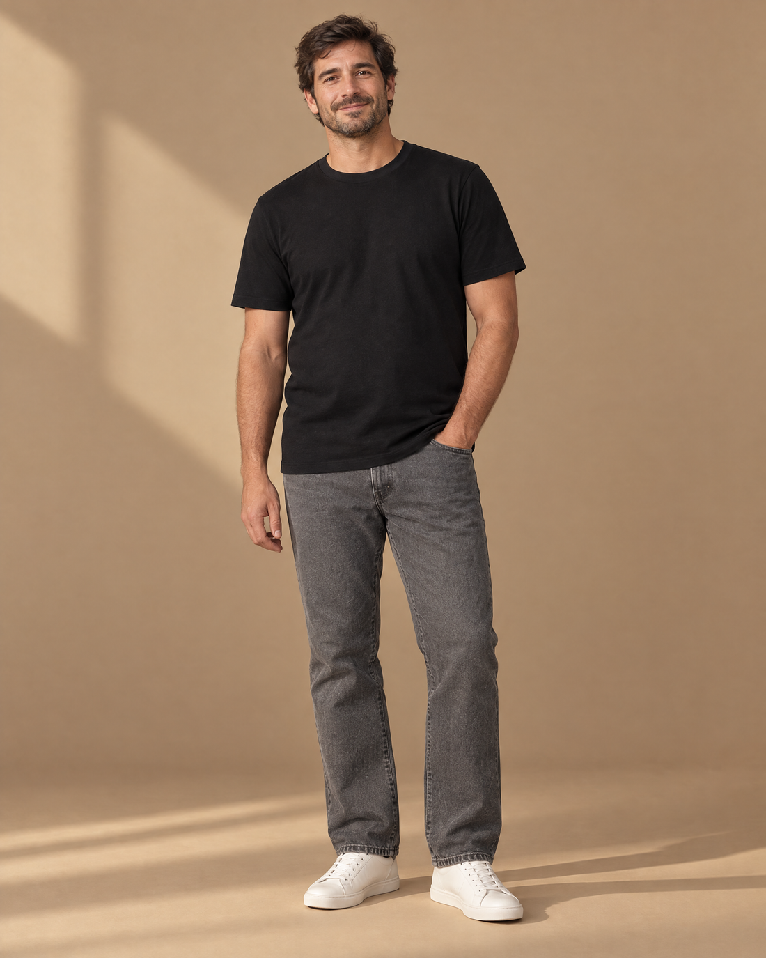 Look remera negra con jean gris