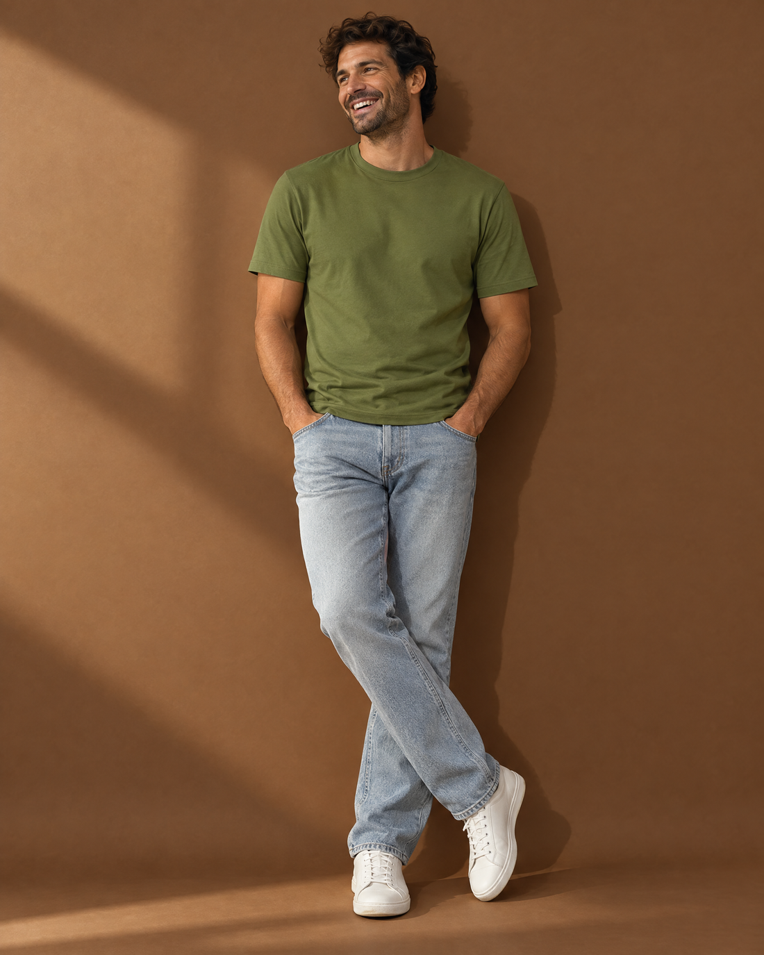Look remera verde con jean claro